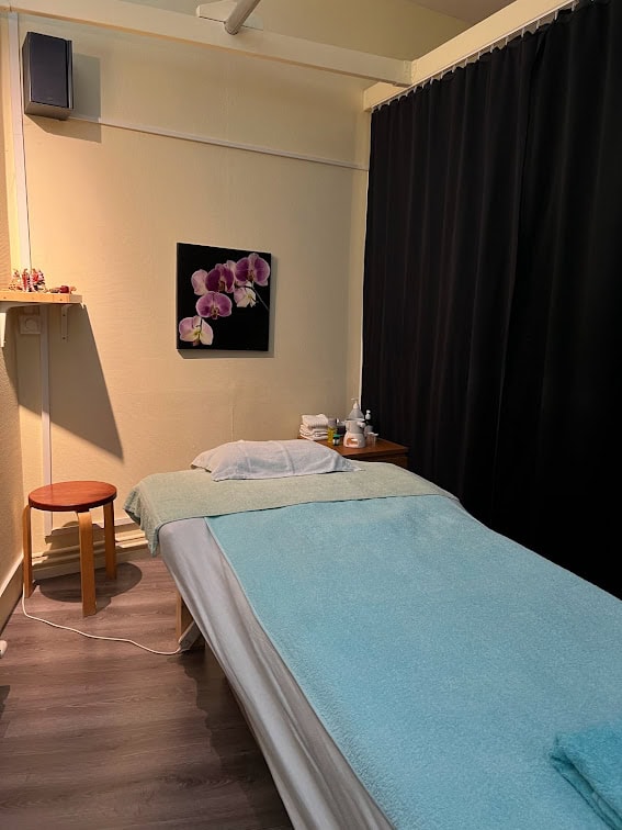 Vi erbjuder thaimassage, traditionell thailändsk massage, fotmassage och ryggmassage. Lokalen ligger på Hyllie Kyrkoväg 55 B, Limhamn.