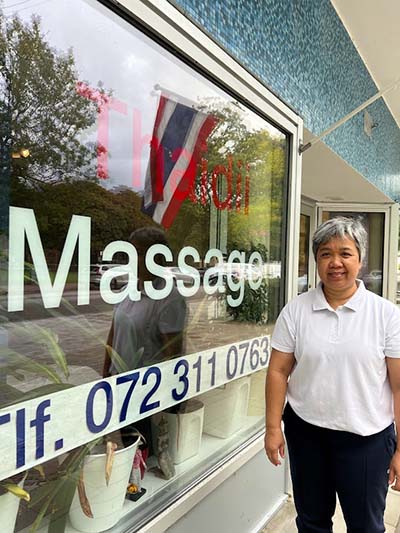 Khun Phianphorn med Thaidii thaimassage & friskvård Malmö Limhamn. Vi erbjuder thaimassage, traditionell thailändsk massage, fotmassage och ryggmassage. Lokalen ligger på Hyllie Kyrkoväg 55 B, Limhamn.